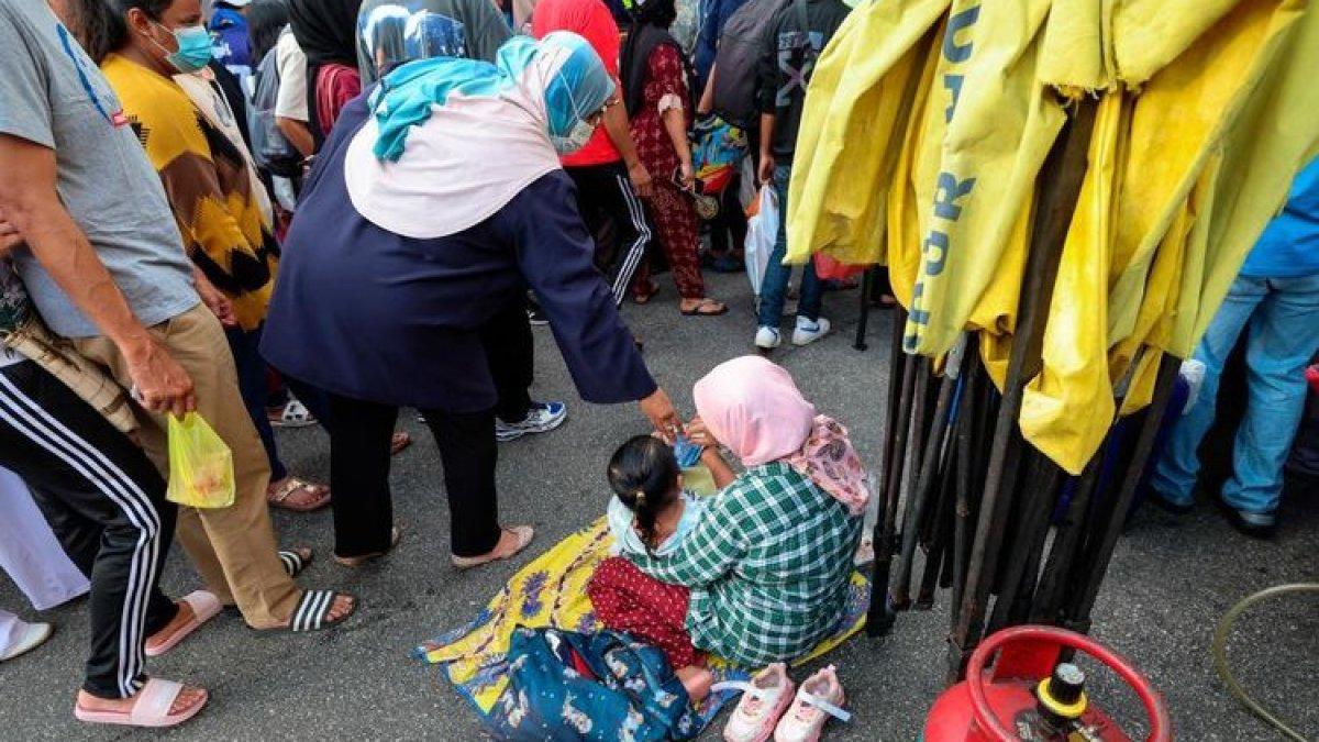 Departemen Kesejahteraan Sosial Kelantan (JKM) Malaysia mendapati para pengemis di jalanan di Kelantan bisa memperoleh penghasilan lebih dari 300 ringgit Malaysia (sekitar Rp 1 juta) per hari selama selama bulan Ramadhan.