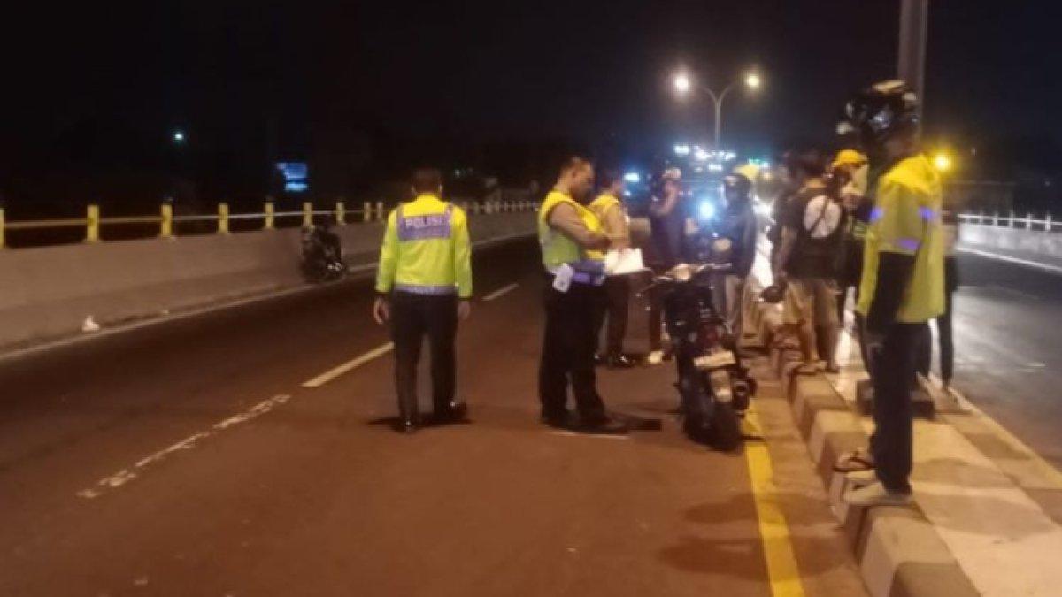 Pengendara sepeda motor tabrak pembatas jalan Flyover Janti