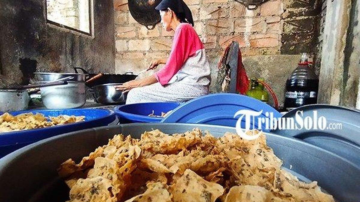 WISATA KLATEN: Pengrajin peyek ikan cetol di Belangwetan. Klaten, Jawa Tengah