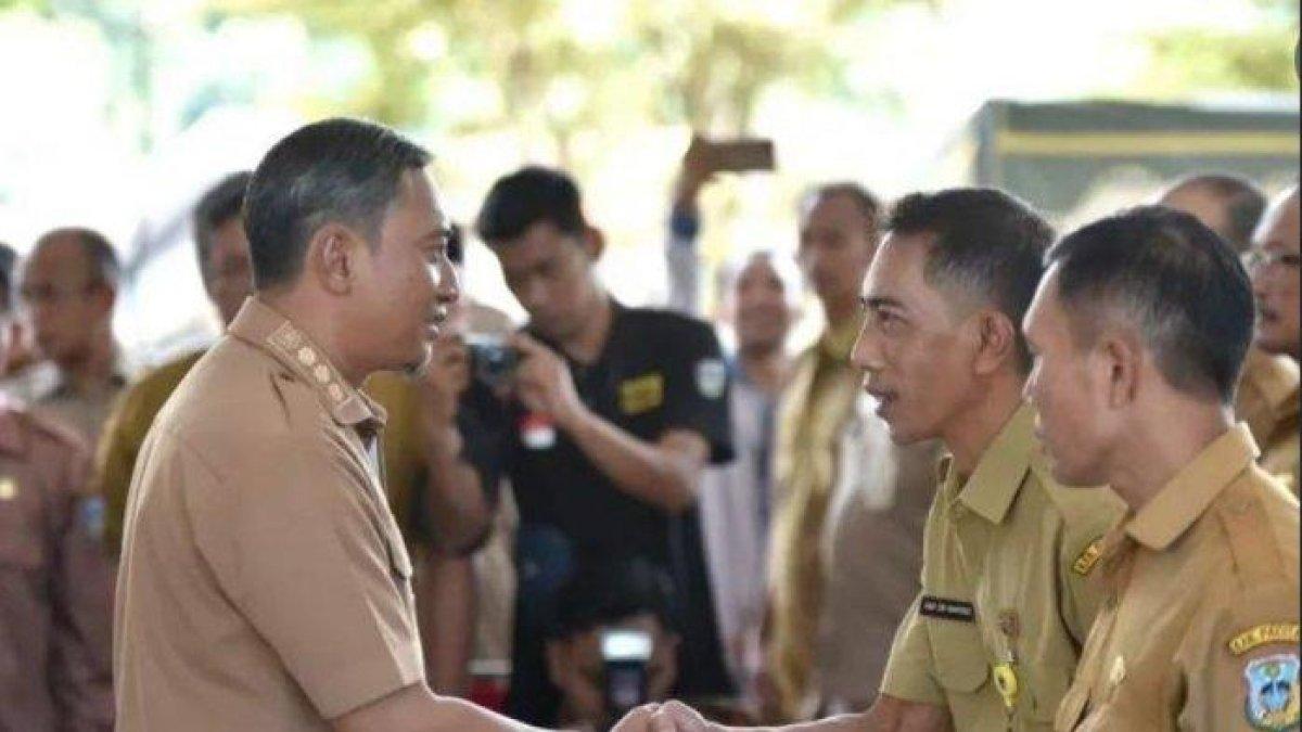 100 HARI KERJA - Pengukuhan Satgas Linmas oleh Bupati Pacitan, Indrata Nur Bayuaji di Pendopo Kecamatan Kebonagung, Kabupaten Pacitan, Jatim, Selasa (15/4/2025). Pengukuhan ini untuk memperkuat perlindungan terhadap masyarakat.