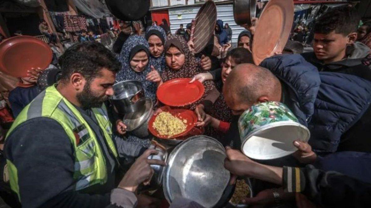 Pengungsi Palestina berkumpul untuk menerima makanan di sekolah negeri di Rafah di Jalur Gaza selatan pada 19 Februari 2024