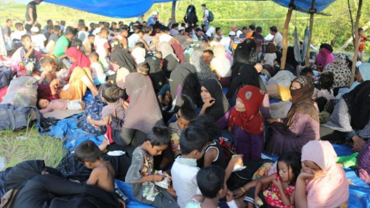 Ratusan pengungsi Rohingya yang tinggal sementara di tenda penampungan di Desa Kuala Besar, Kecamatan Labuhan Deli, Deli Serdang, Sumatera Utara, Minggu (31/12/2023)
