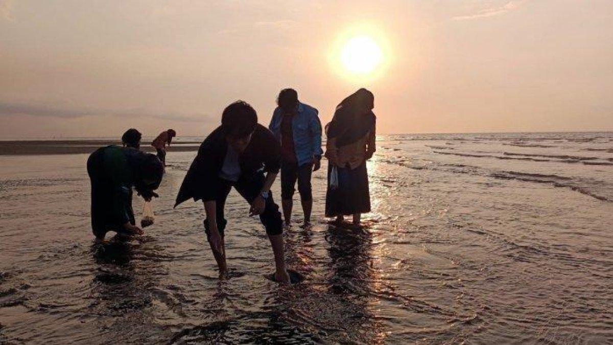 WISATA PROBOLINGGO: Pengunjung Pantai Greenthing di Desa Randutatah, Kecamatan Paiton, Kabupaten Probolinggo, Jawa Timur, saat asyik mencari kerang sambil menikmati sunset
