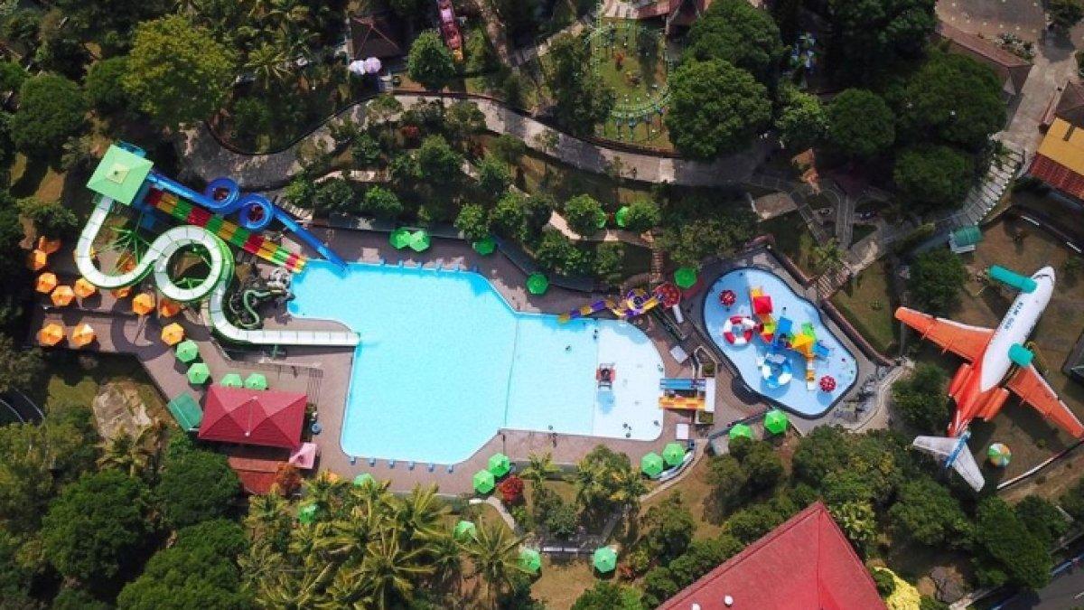 WISATA AIR - Potret Taman Kyai Langgeng Kota Magelang disadur dari Kompas.com pada Rabu (12/3/2025). Pengunjung bisa menikmati wahana air hingga edukasi.