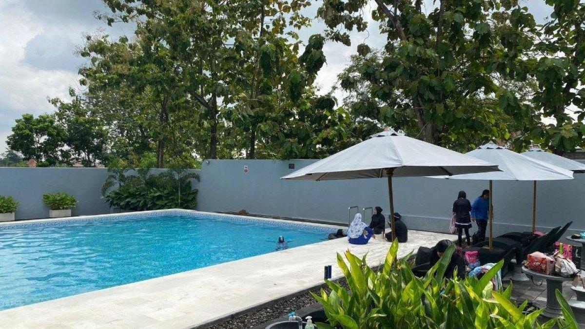 Pengunjung Tirta Salsabila Private & Muslimah Swimming Pool di Kabupaten Klaten, Jawa Tengah, Selasa (21/5/2024).
