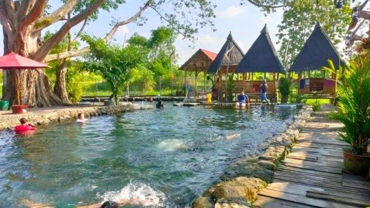 UMBUL MANTEN KLATEN: Pengunjung Umbul Manten yang sedang asyik berenang dan main air, Senin (1/8/2022)