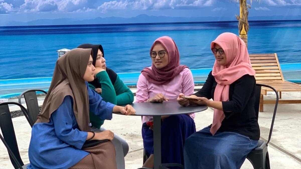 KULINER WONOSOBO - Pengunjung di Jannur Resto Wonosobo dengan latar belakang pantai buatan.