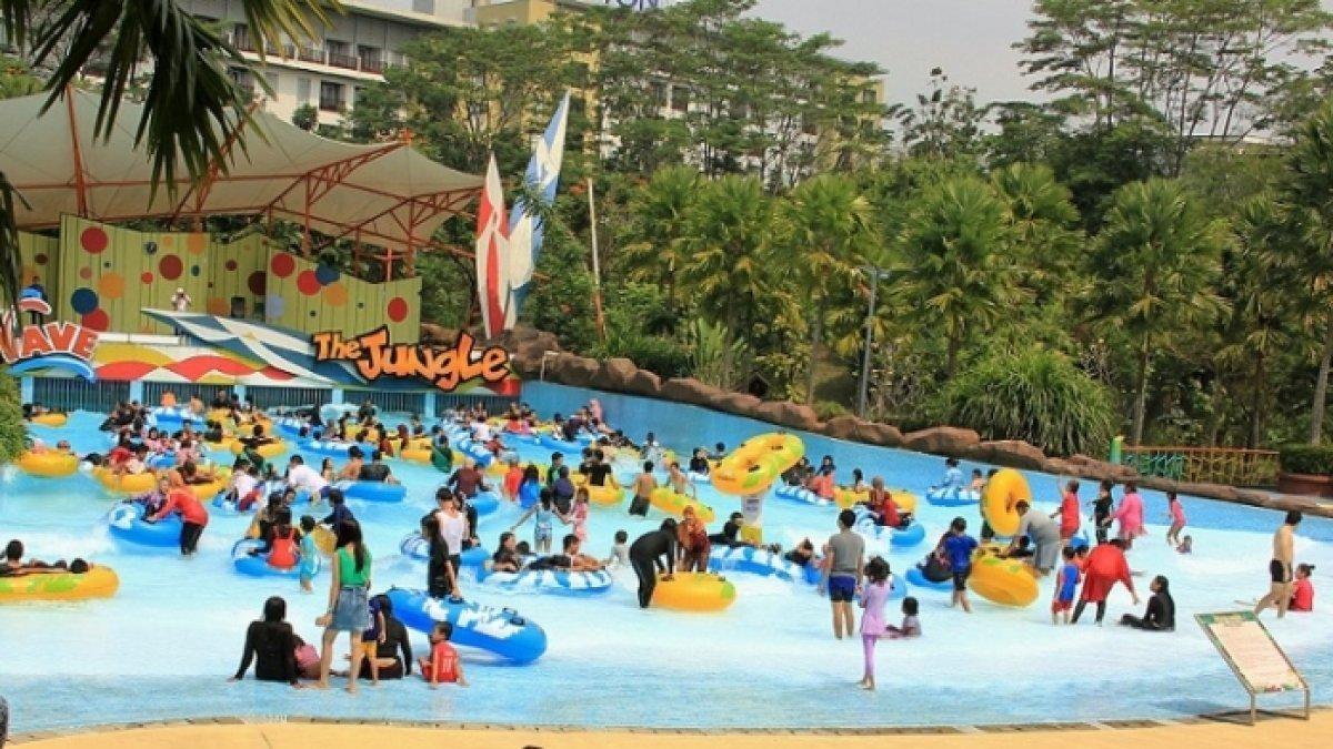 WISATA LEBARAN - Pengunjung liburan akhir pekan di The Jungle Waterpark, tempat wisata di Bogor, Jawa Barat.