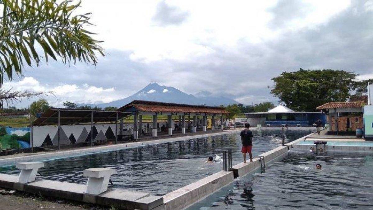 UMBUL DI KLATEN - Pengunjung memadati kawasan pemandian Umbul Pluneng, Desa Pluneng, Kecamatan Kebonarum, Klaten.