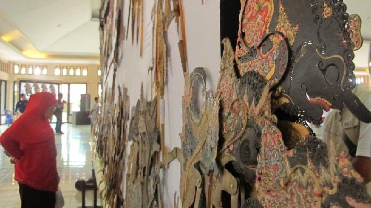 ILUSTRASI WAYANG KLATEN - Pengunjung mengamati koleksi wayang kulit yang dipajang dalam pameran wayang kulit di Gedung Sunan Pandanaran Kompleks RSPD Klaten, Senin (11/9).