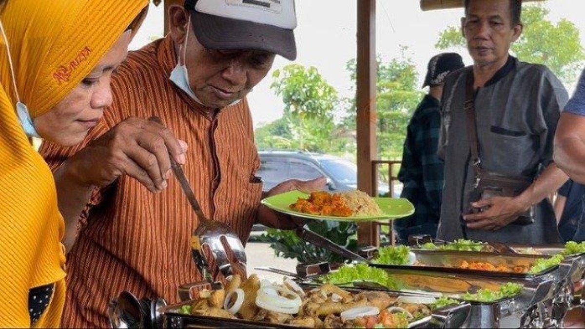 NASI KEBULI KLATEN: Pengunjung mengambil menu makanan di Resto Joglo Tengah Sawah Klaten