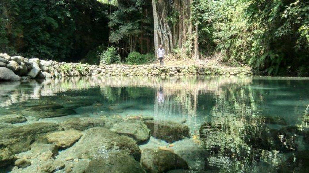 WISATA AIR KLATEN - Pengunjung menikmati kesejukan Umbul Kroman di Desa Mranggen, Kecamatan Jatinom, Selasa (4/1/2022).