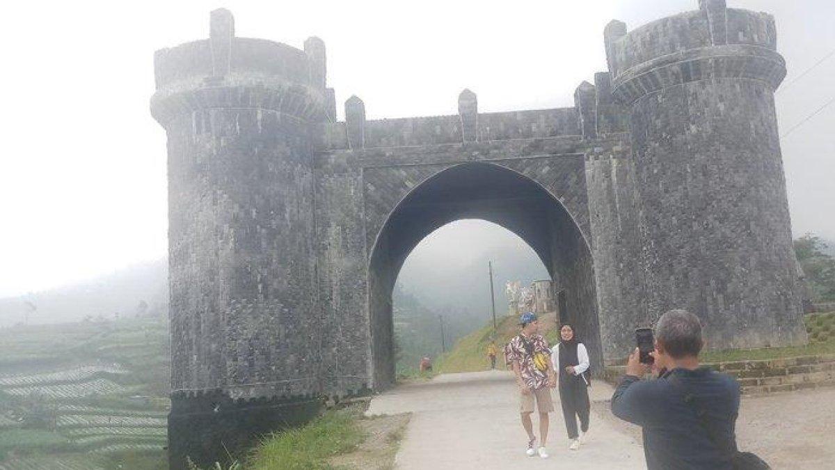 WISATA DI MAGELANG - Pengunjung sedang berfoto di depan gerbang kastil Negeri Kahyangan, Magelang, beberapa waktu lalu.