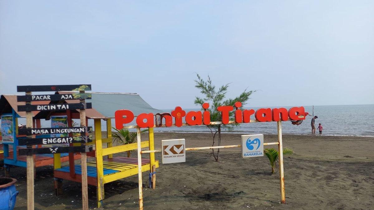 WISATA SEMARANG: Pengunjung sedang bermain air di Pantai Tirang, Kota Semarang, Sabtu (25/3/2023)