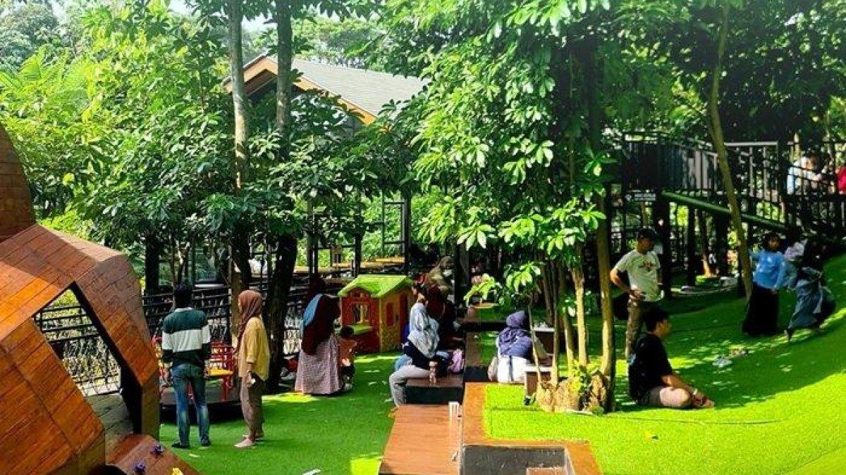 WISATA TANGERANG - Pengunjung tengah menikmati fasilitas di The Nice Garden Serpong, Tangerang, Banten, Jumat (21/3/2025). The Nice Garden Serpong bisa menjadi tempat wisata pilihan dengan tarif terjangkau.