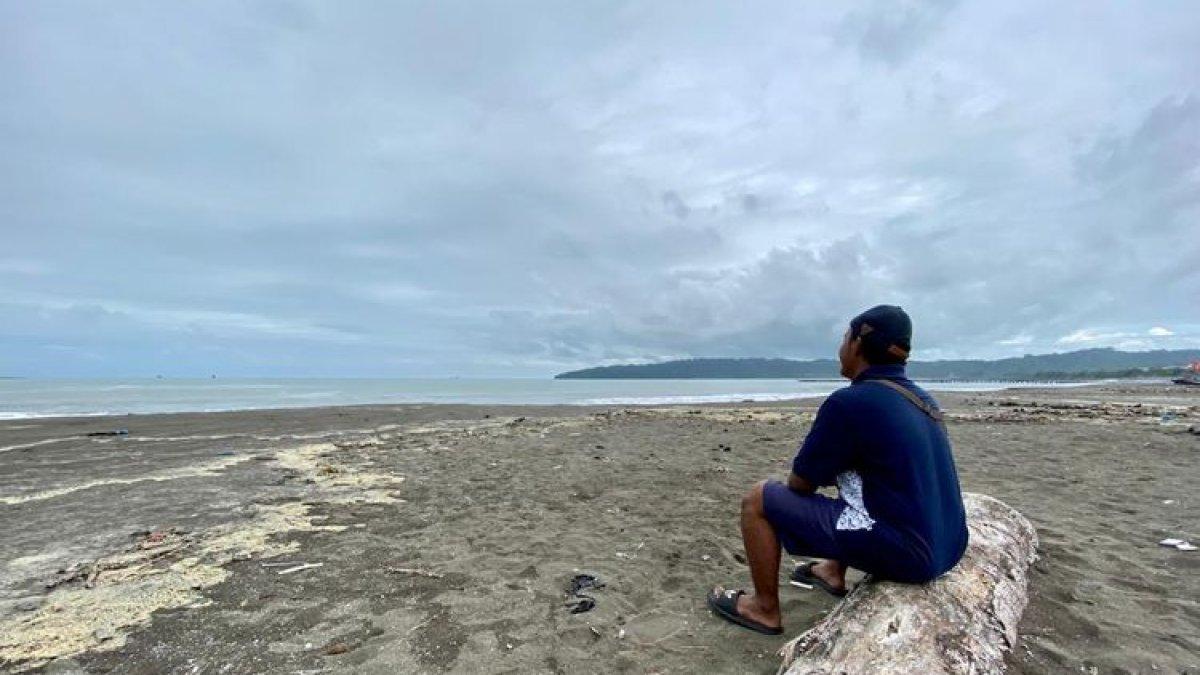PANTAI TELUK PENYU: Pengunjung yang memandangi Pantai Teluk Penyu dari pinggir pantai