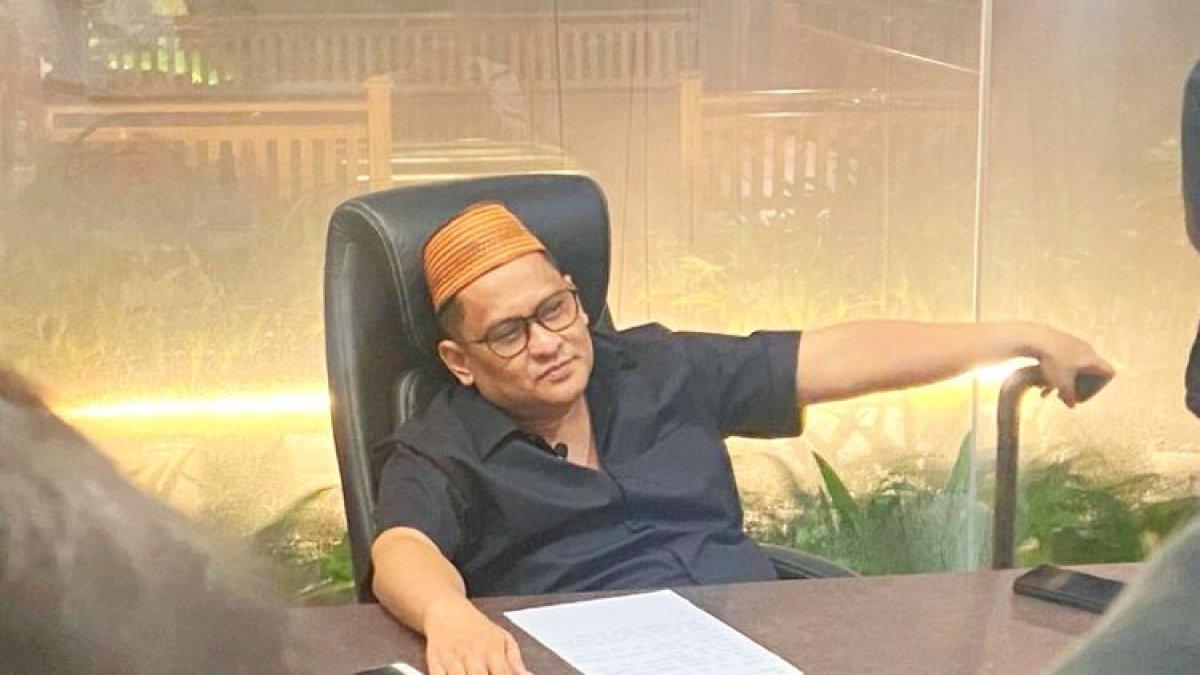 Pengusaha tembakau PT Bawang Mas, Khairul Umam atau Haji Her, menjelaskan tentang bagi-bagi duit di gudang tembakau.