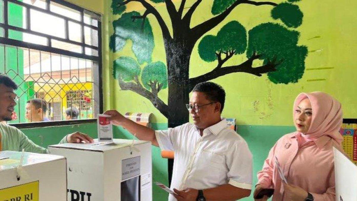 Penjabat Wali Kota Palopo, saat memilih di TPS 2 Kelurahan Tomarundung, Palopo, Rabu (15/2/2024)