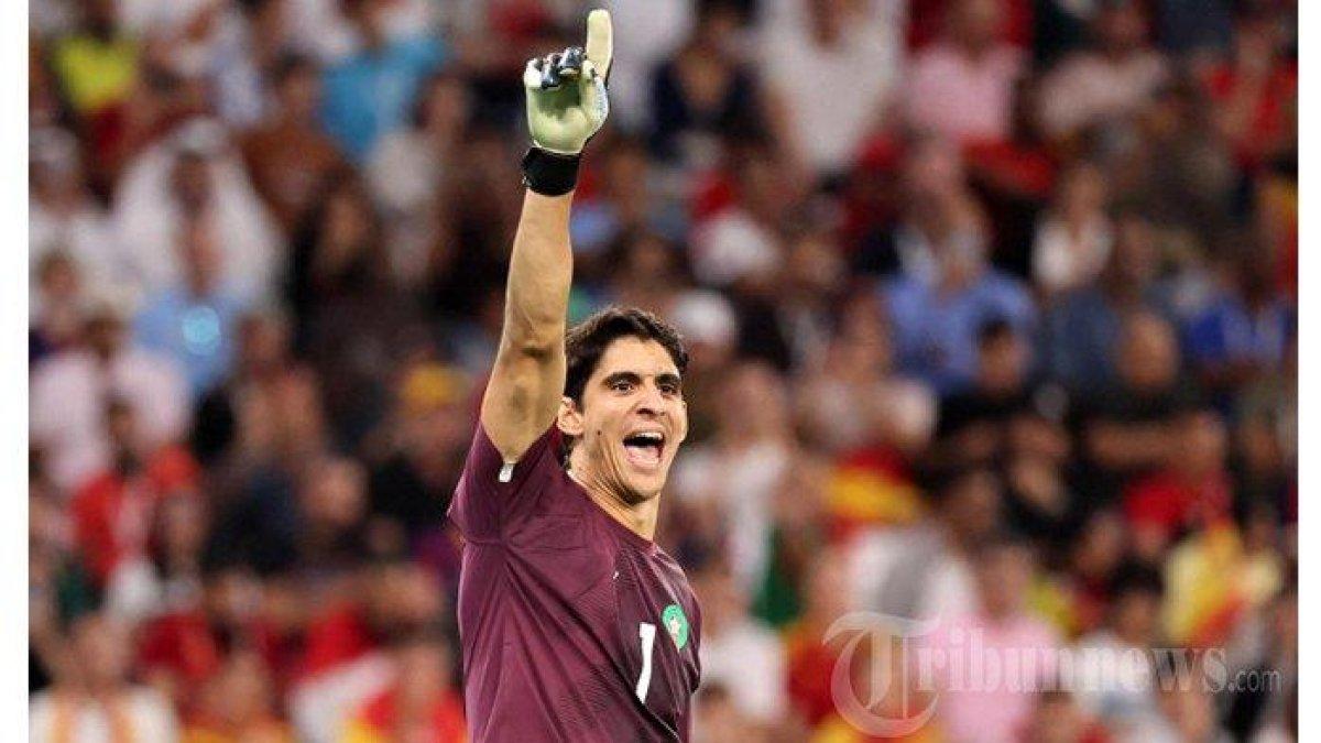 Penjaga gawang Maroko Yassine Bounou melakukan selebrasi usai menang adu pinalti dengan Spanyol di pertandingan sepak bola babak 16 besar Piala Dunia Qatar 2022 antara Maroko dan Spanyol di Stadion Education City di Al-Rayyan, barat Doha. Selasa (6 Desember 2022).