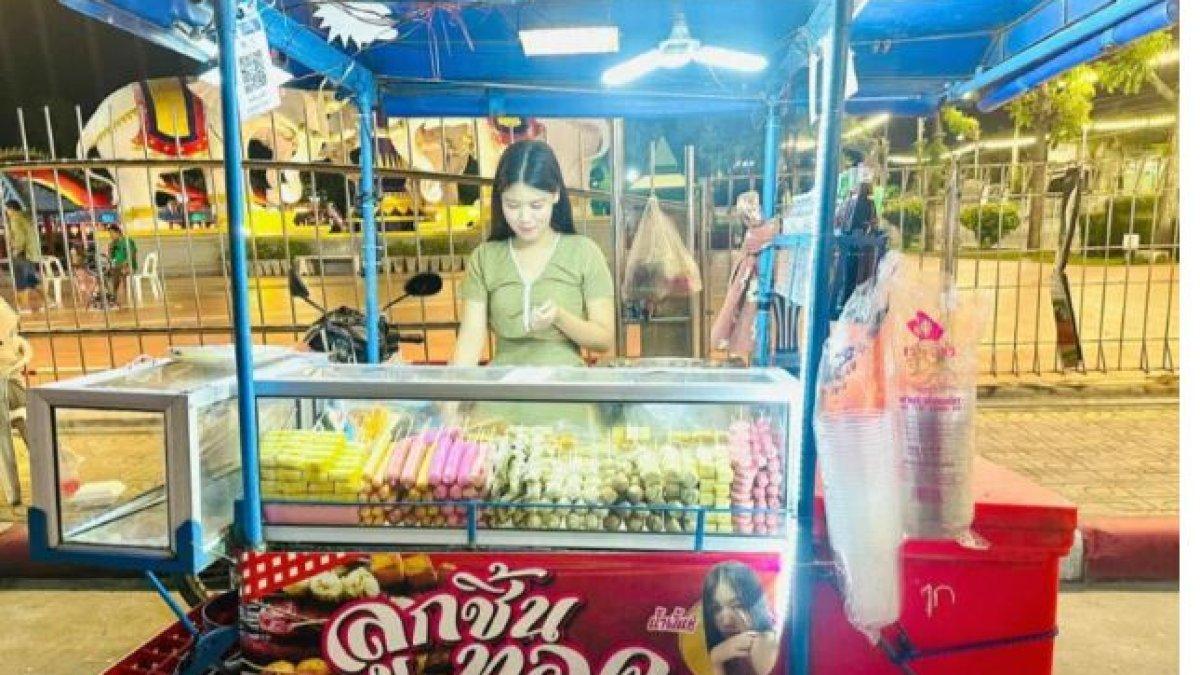 Penjual bakso goreng cantik viral.