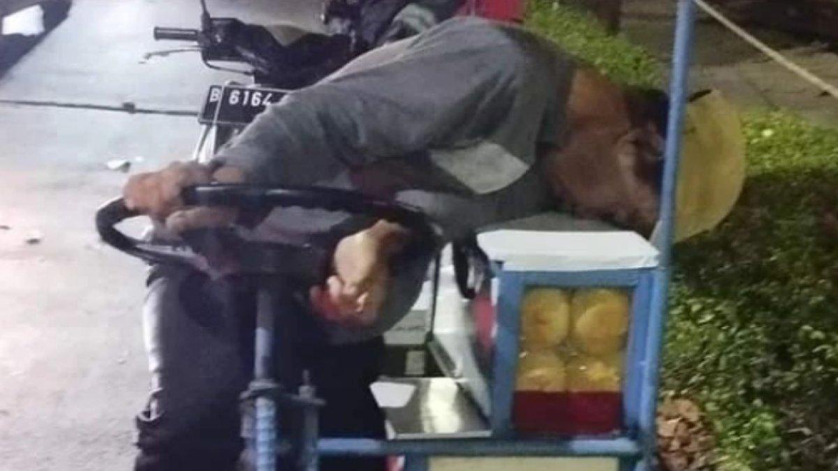 Penjual es keliling terkulai di atas gerobak, setelah diperiksa ternyata tak bernyawa