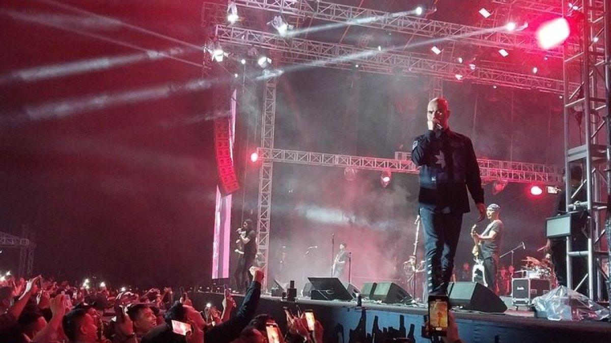 Pentolan Dewa-19 Ahmad Dhani saat konser di Lanud Wiriadinata Tasikmalaya