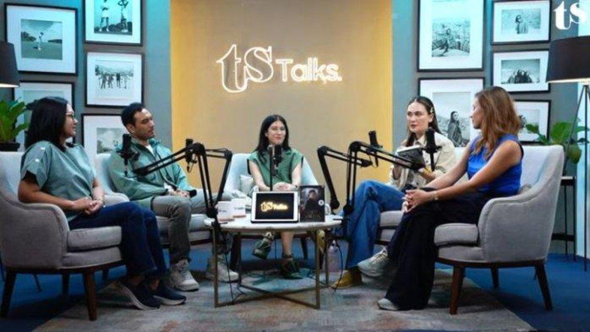 Penulis buku Gadis Kretek (Ratih Kumala) dan pemain film Gadis Kretek (Dian Sastro dan Ario Bayu) di YouTube TS Media.