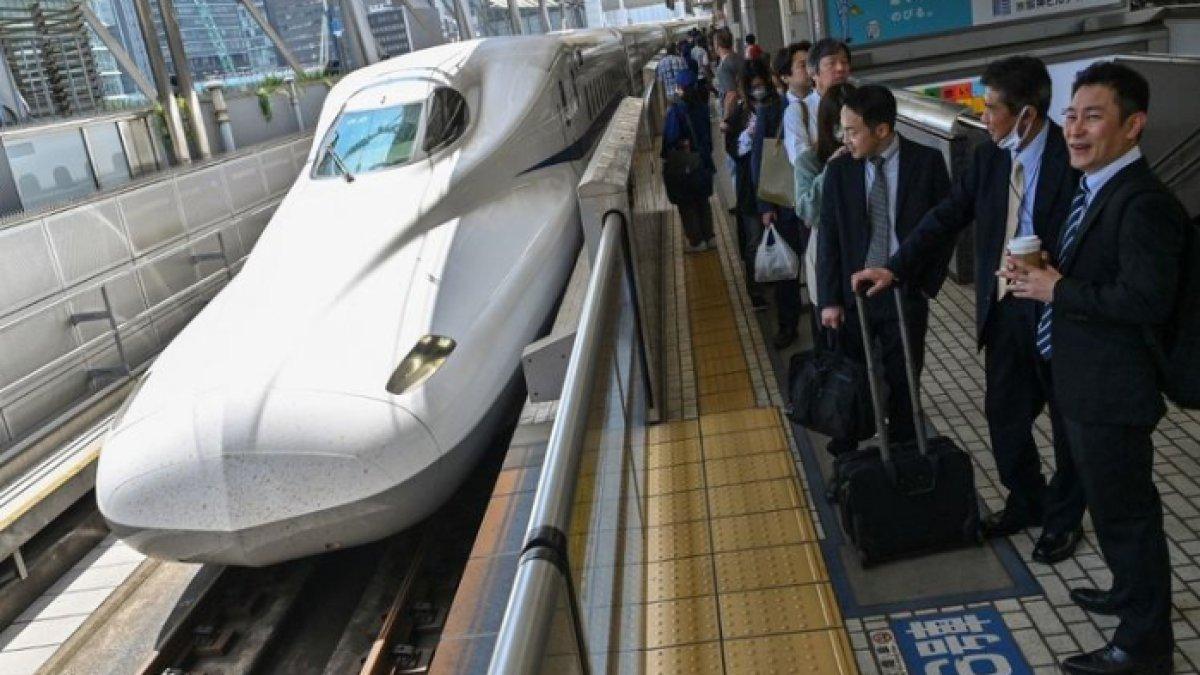 Penumpang menunggu di peron saat kereta peluru Kodama, atau layanan Shinkansen.