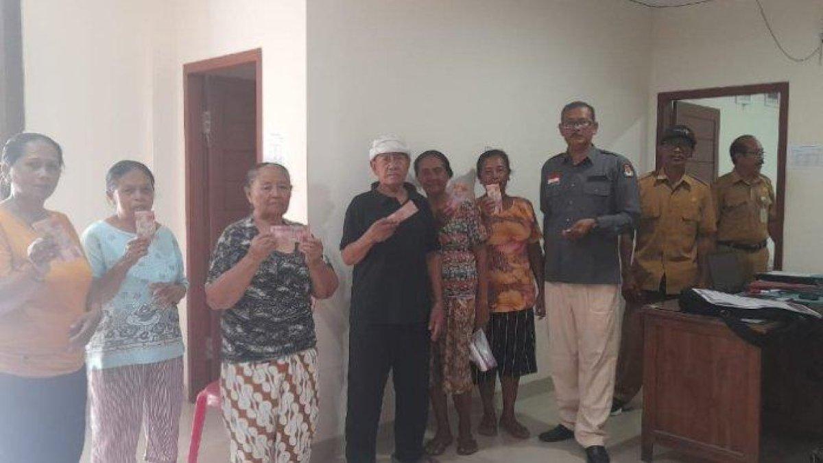 Penyaluran BLT Dana Desa 2024 kepada keluarga penerima manfaat (KPM) di Desa Bakas, Kabupaten Klungkung, Bali pada 12 Februari 2024.