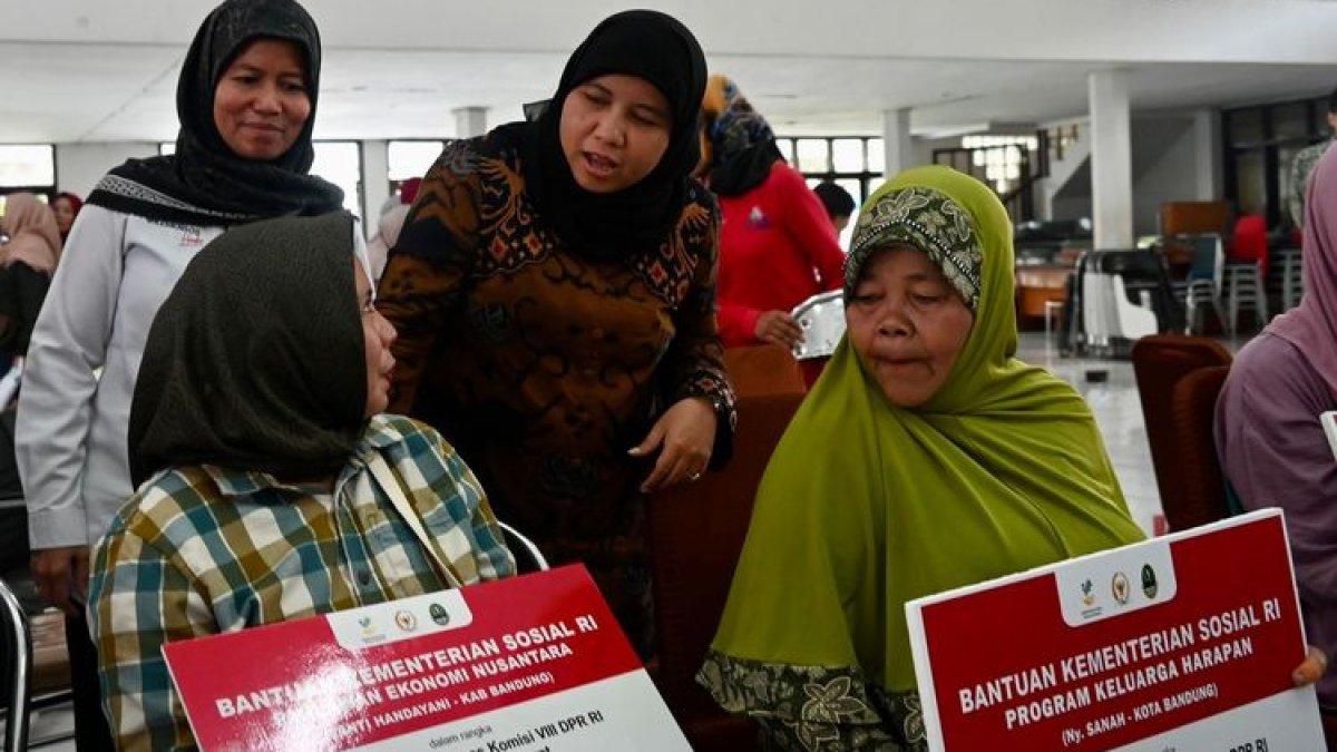 Penyaluran bansos pangan untuk warga miskin.