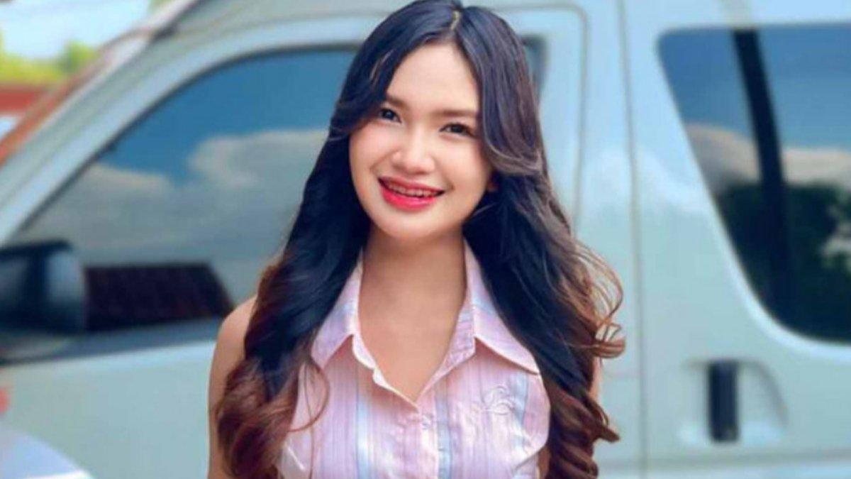 Penyanyi Chayada Prao-hom.