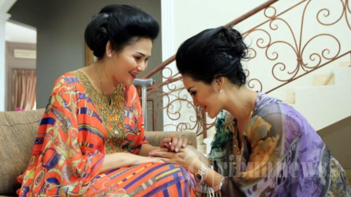 Penyanyi Krisdayanti atau yang lebih akrab di panggil KD (kanan) melakukan sungkeman kepada ibunda tercinta, Rachma Widianingsih di kediaman barunya bersama Raul Lemos di Perumahan Cluster Cytruz Hystrix, Jeruk Purut Raya, Jakarta Selatan (19/8/2012).