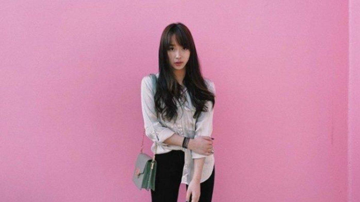 Penyanyi dan dancer asal Yogyakarta, Dita Karang. Ia disebut sebagai penyanyi perempuan pertama Indonesia yang berhasil menembus industri musik di Korea Selatan.