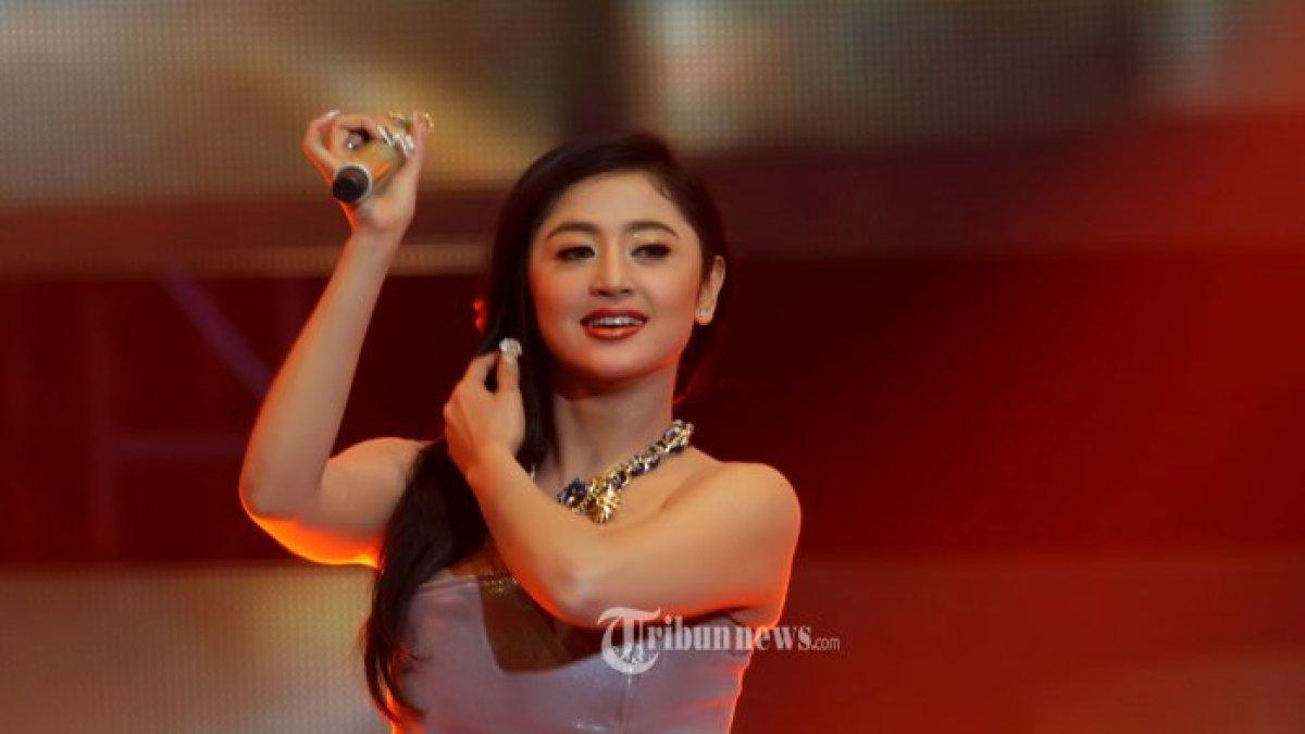 Penyanyi dangdut Dewi Muria Agung atau biasa di panggil Dewi Perssik saat menjadi salah satu pengisi acara konser musik yang bertajuk Forza Juventus di Studio 3 MNCTV, Jakarta Timur, Selasa (5/8/2014) malam.