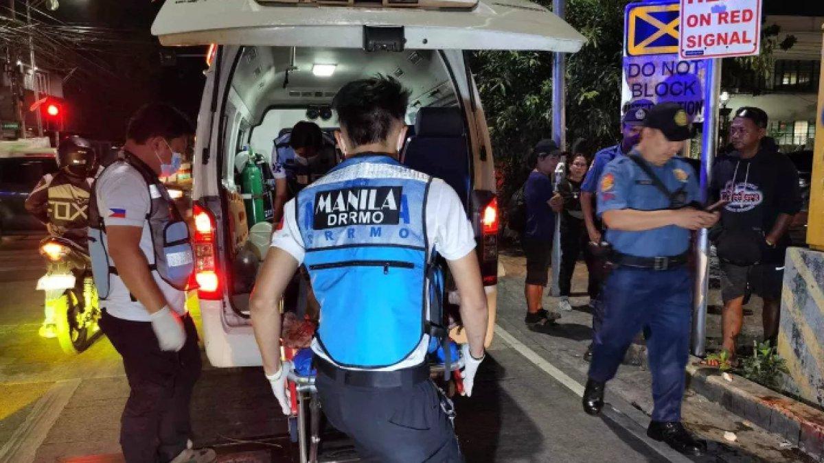 Korban saat dibawa ambulance oleh petugas.