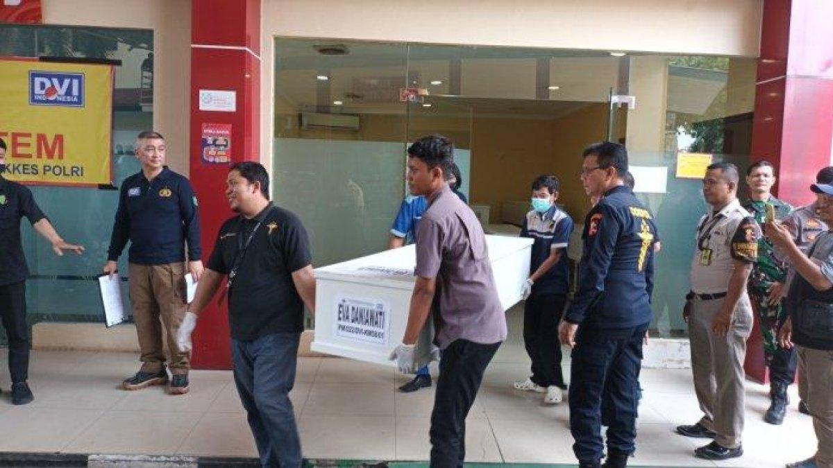 Penyerahan 11 jenazah korban kecelakaan Tol Jakarta-Cikampek KM 58 di RS Polri Kramat Jati (1)