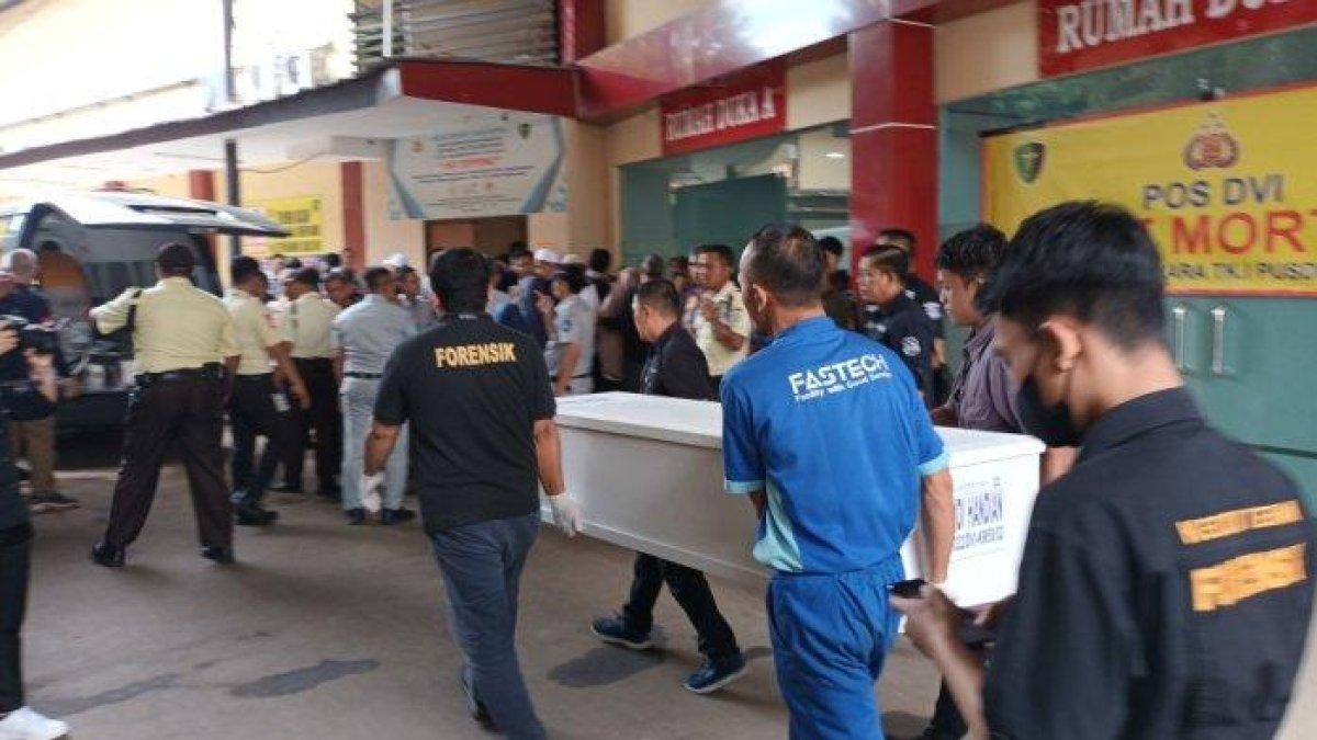 Penyerahan 11 jenazah korban kecelakaan Tol Jakarta-Cikampek KM 58 di RS Polri Kramat Jati