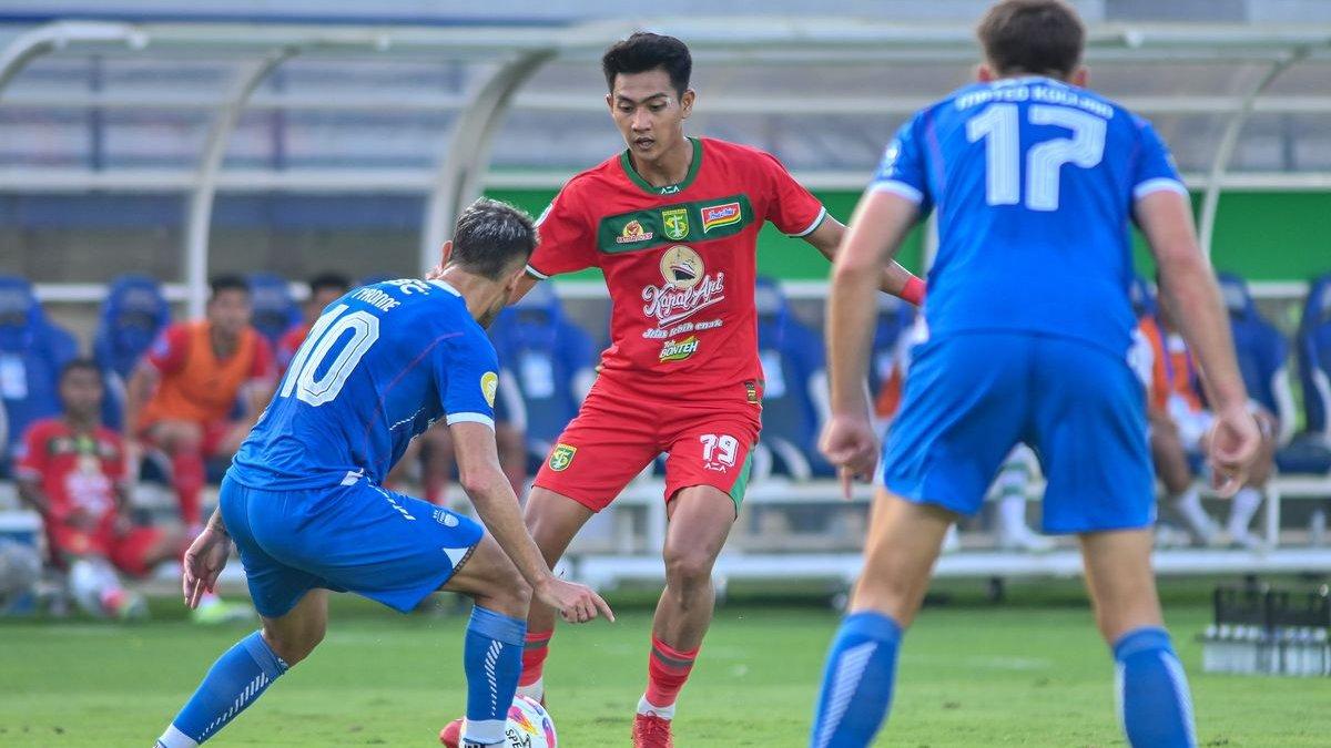 Penyerang Persebaya Surabaya Malik Risaldi berusaha melewati kawalan lawan dalam pertandingan pekan kedelapan Liga 1 2024-2025 antara Persib vs Persebaya, Jumat (18/10/2024) di Stadion Si Jalak Harupat, Soreang, Kabupaten Bandung.