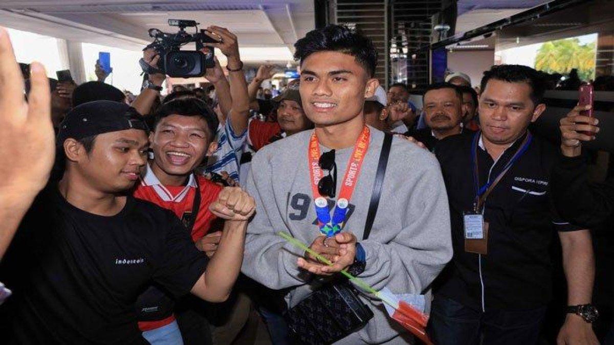 Penyerang timnas U-22 Sea Games 2023, Muhammad Ramadhan Sananta disambut pendukungnya setibanya di Bandara Hang Nadim, Batam, Sabtu (20/5/2023).