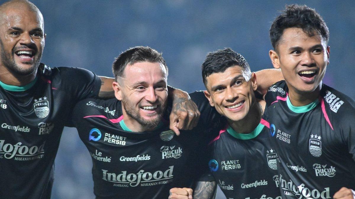 Perayaan pemain Persib pasca-gol pembuka yang dicetak David da Silva dalam pertandingan pembuka Liga 1 2024-2025 antara Persib Bandung vs PSBS Biak, Jumat (9/8/2024) di Stadion Si Jalak Harupat, Soreang, Kabupaten Bandung.
