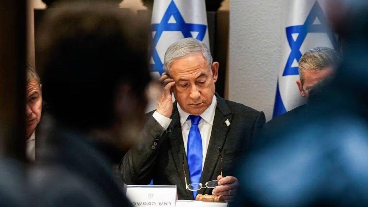Perdana Menteri Israel Benjamin Netanyahu memimpin rapat kabinet di pangkalan militer Kirya, yang menampung Kementerian Pertahanan Israel, di Tel Aviv pada 24 Desember 2023. ()