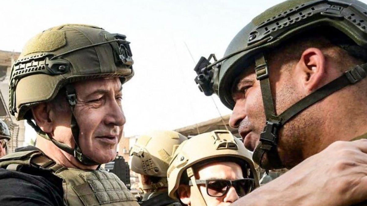 Perdana Menteri Israel Benjamin Netanyahu (kiri) saat bertemu tentara dari negaranya di lokasi yang tak disebutkan tepatnya di Jalur Gaza, Palestina, Minggu (26/11/2023).