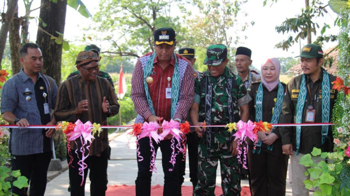 KBMKB XXX KLATEN - Peresmian program Karya Bakti Mandiri Klaten Bersinar (KBMKB) ke-XXX Tahun Anggaran 2025 digelar di Lapangan Desa Sudimoro, Kecamatan Tulung, Klaten, Kamis (31/7/2025).