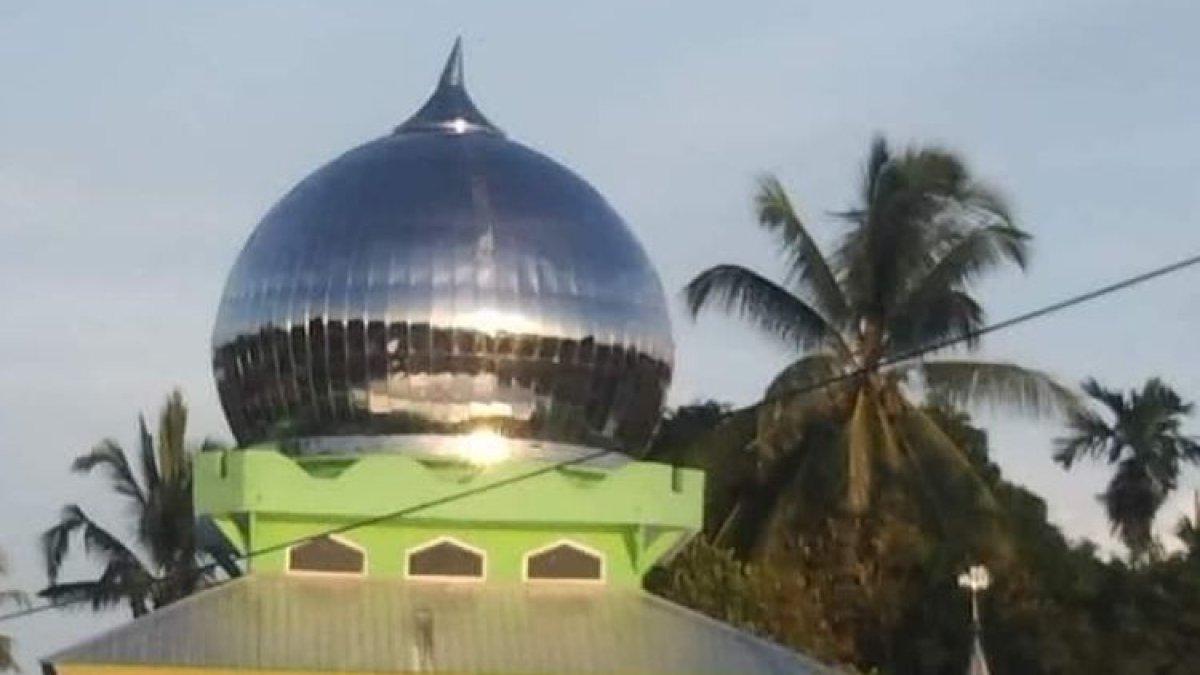 Perhiasan Kuba Masjid Al Hudah di Desa Kayeli, Kabupaten Buru Maluku tampak kosong, Selasa (5/3/2024)