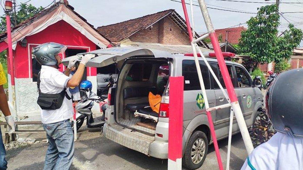 Peristiwa kecelakaan di lintasan Kereta Api terjadi di Jember. Stenly Rorimpandey, tewas d