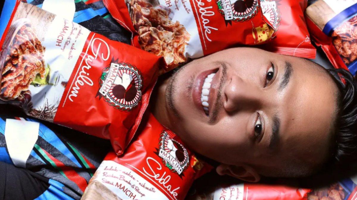 Perjuangan pedagang keripik lulusan SMA yang kini sukses beromzet miliaran per bulan