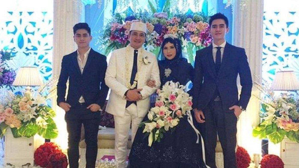 Pernikahan ivan fadilla. Cerai dari Venna Melinda, Ivan Fadilla menikahi seorang wanita bernama Sarni pada 2016 lalu. Pernikahan yang mewah tersebut digelar di Masjid Az Zikra.