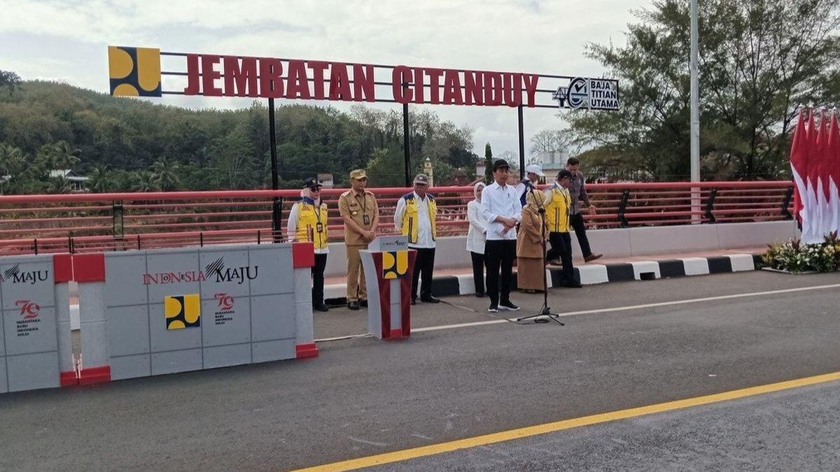 Presiden Jokowi meresmikan jembatan di Kota banjar, Jawa barat, Kamis (1982024).