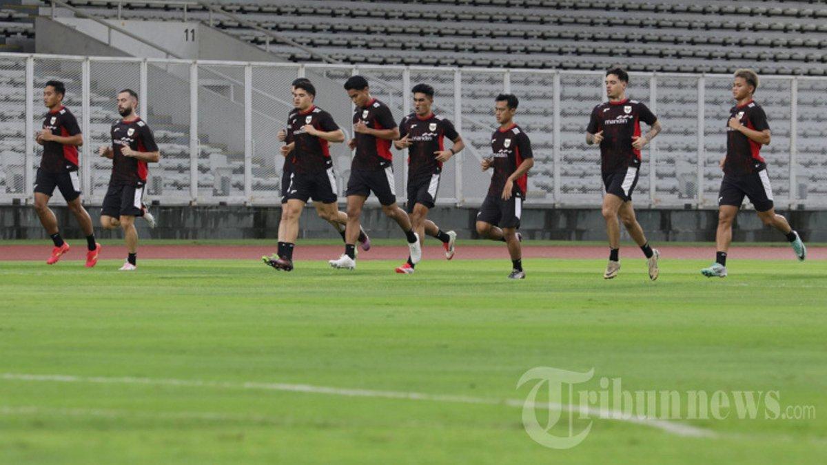 LATIHAN TIMNAS - Sejumlah pesepak bola Timnas Indonesia melakukan sesi latihan di Stadion Madya, Kompleks Gelora Bung Karno, Senayan, Jakarta, Sabtu (22/3/2025). Latihan tersebut untuk persiapan menghadapi Bahrain pada pertandingan Kualifikasi Piala Dunia 2026 Zona Asia.