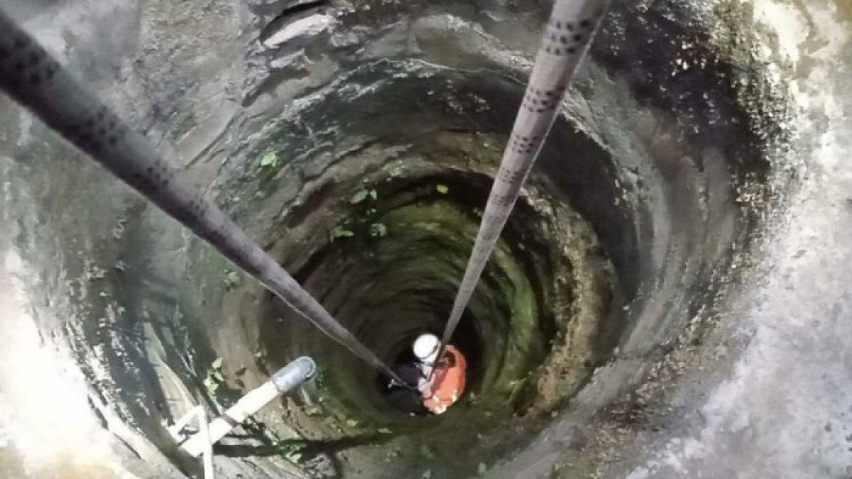 Personel BPBD Sumedang dan unsur gabungan lainnya melakukan evakuasi ODGJ yang masuk ke sumur 15 meter di Cimalaka, Sumedang, Jabar, Senin (6/11/223) sore.